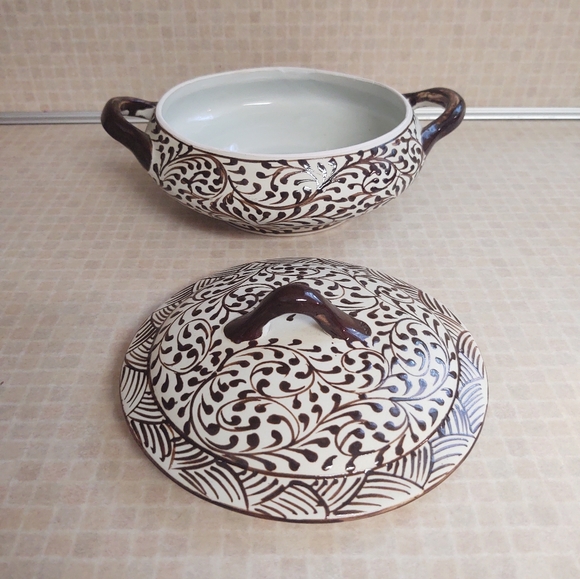 HAND PAINTED CERAMIC COVERED BOWL WITH HANDLES, BROWN ON IVORY - Picture 2 of 7